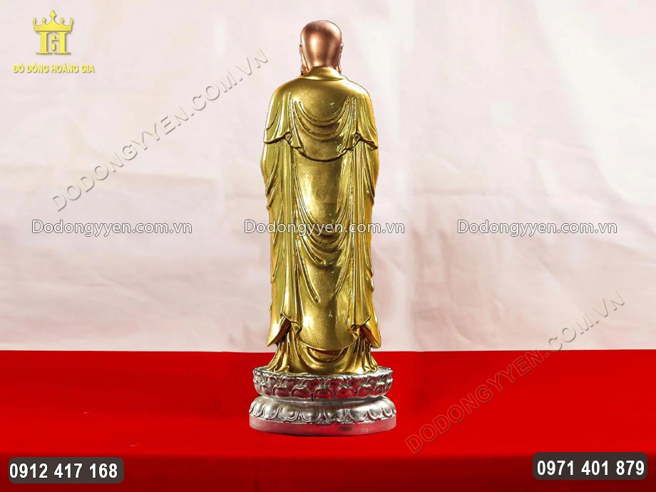 Hình ảnh phía sau bức tượng đồng